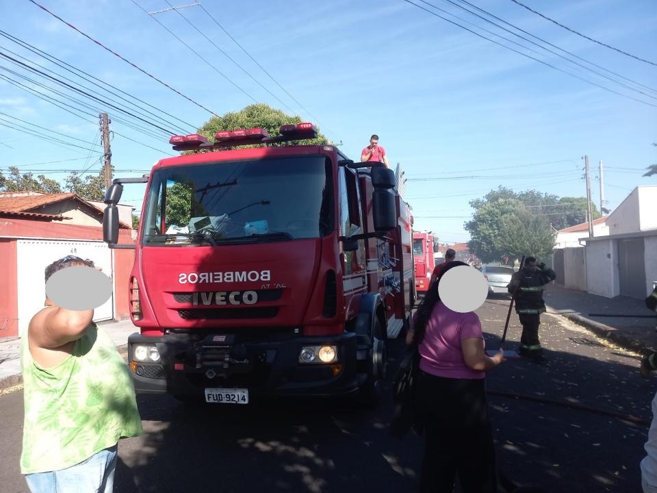 Foto 5 de 5 — FOTOS: Casa pega fogo em Araraquara; bombeiros estão no local